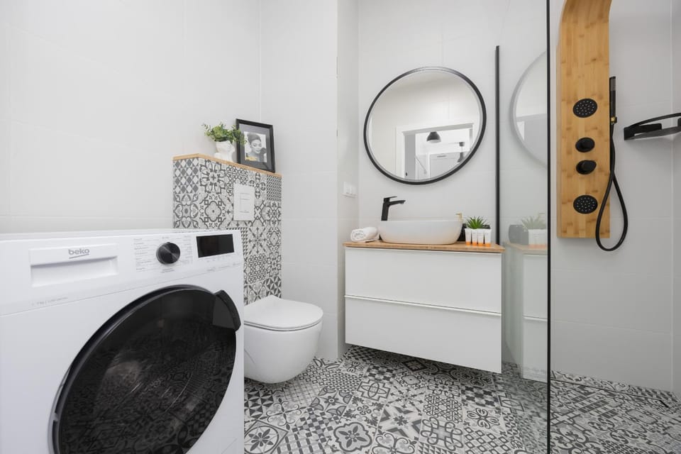 Shower, Toilet, Bathroom, towels, washing machine