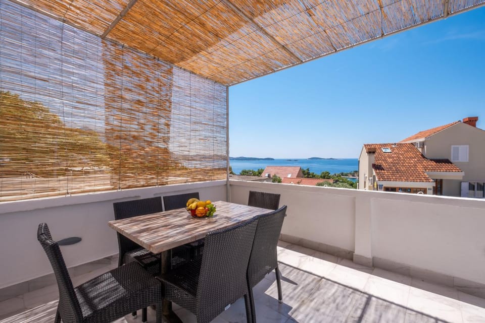 Day, Natural landscape, View (from property/room), Balcony/Terrace, Balcony/Terrace, Seating area, Dining area, Sea view