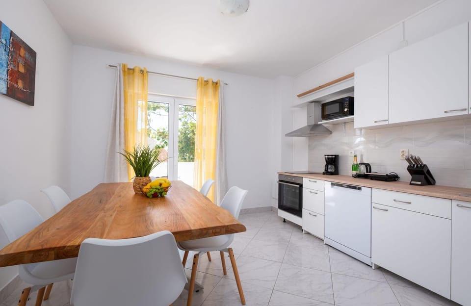 Coffee/tea facilities, Kitchen or kitchenette, Dining area, dishwasher, minibar, oven, stove, toaster