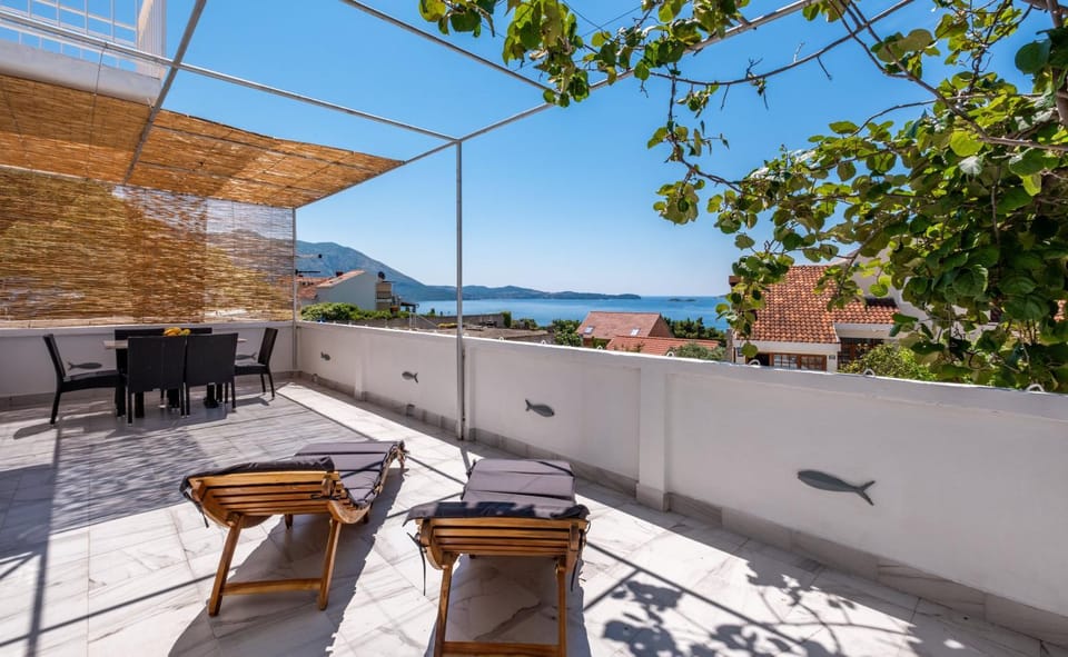 Day, Natural landscape, View (from property/room), Balcony/Terrace, Balcony/Terrace, Seating area, Dining area, Sea view