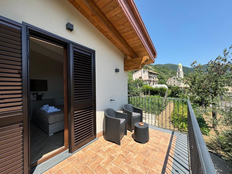 Property building, Balcony/Terrace, Garden view, Mountain view