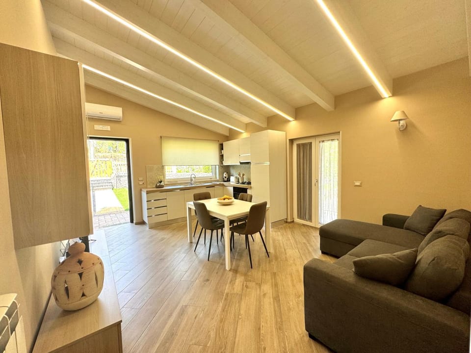 TV and multimedia, Kitchen or kitchenette, Living room, Seating area, Dining area