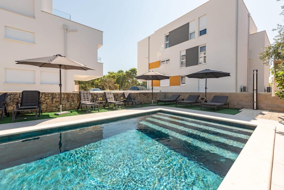 Swimming pool, sunbed