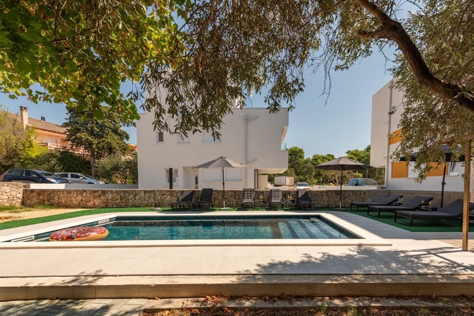 Swimming pool, sunbed