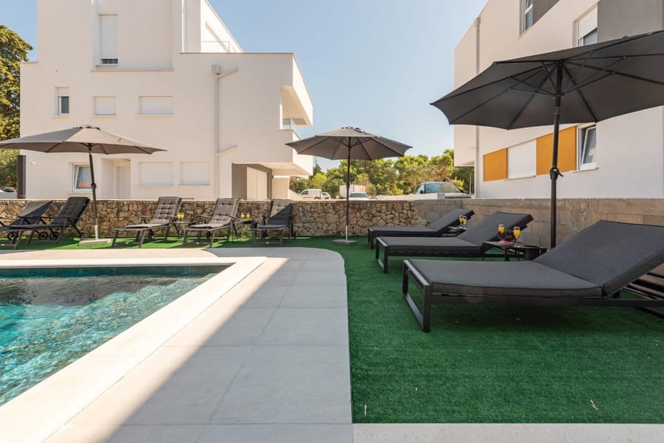 Swimming pool, sunbed