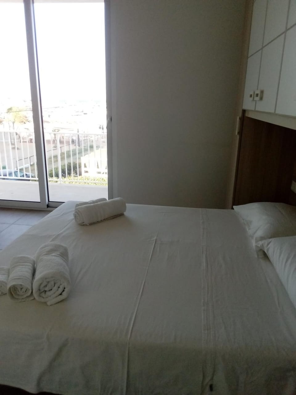 Bed, towels