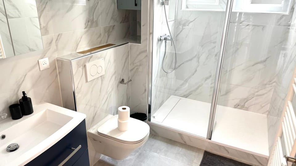 Shower, Toilet, Bathroom, towels