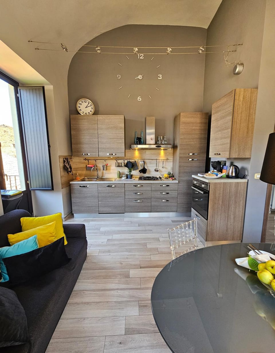 Coffee/tea facilities, Kitchen or kitchenette, Dining area, oven, stove