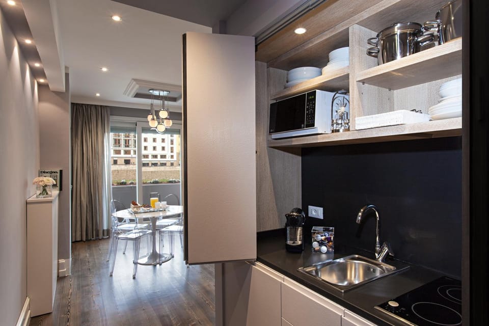 Coffee/tea facilities, Kitchen or kitchenette, stove