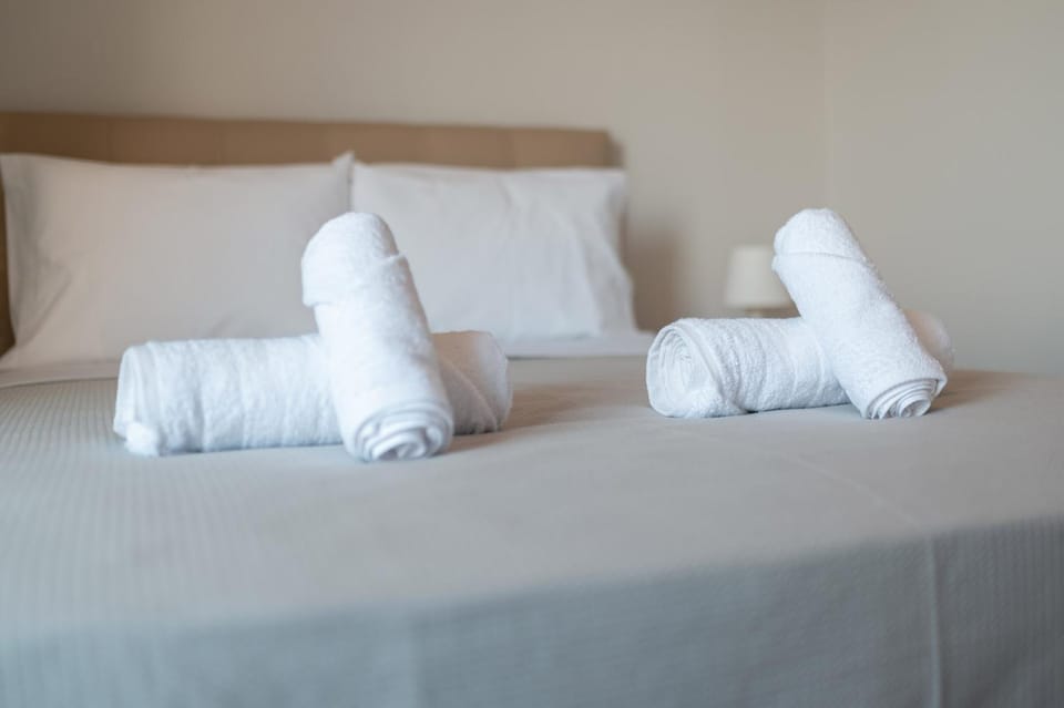 Bed, Photo of the whole room, Bedroom, towels