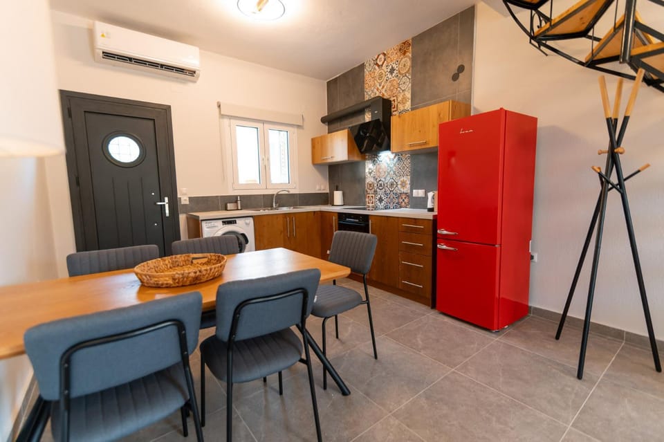 Kitchen or kitchenette, Dining area, oven, stove