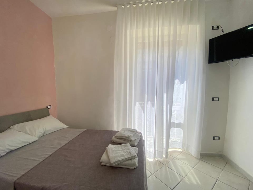 Bed, TV and multimedia, Bedroom