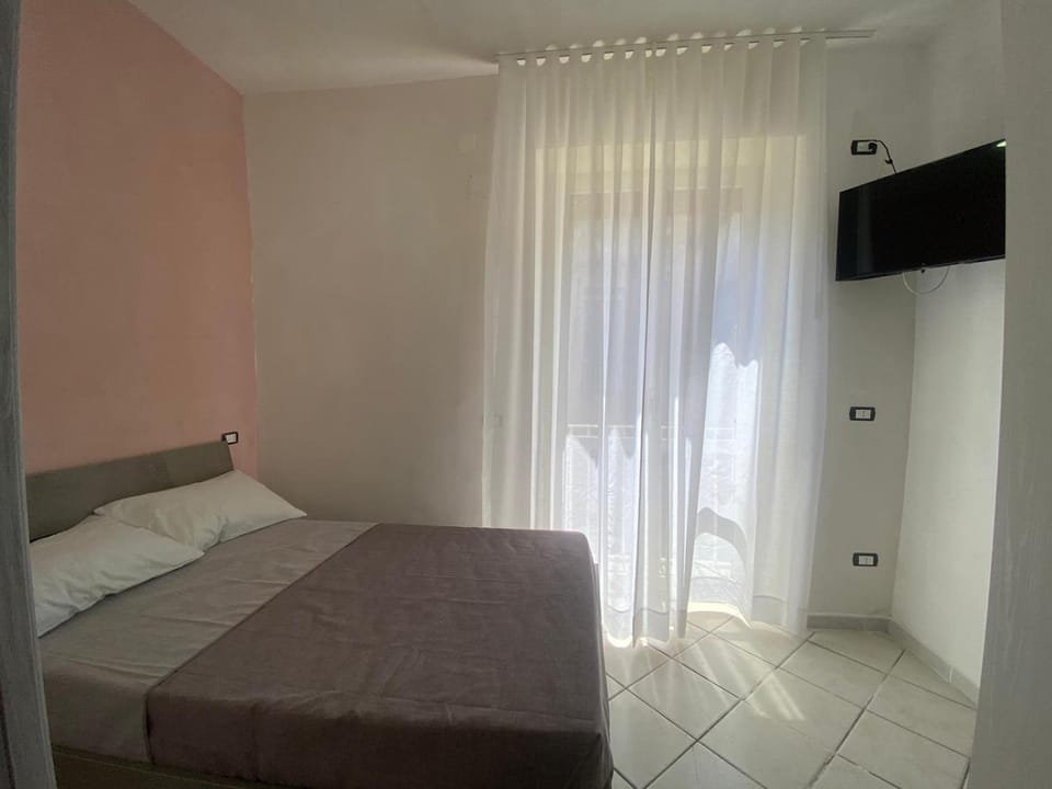 Bed, TV and multimedia, Bedroom