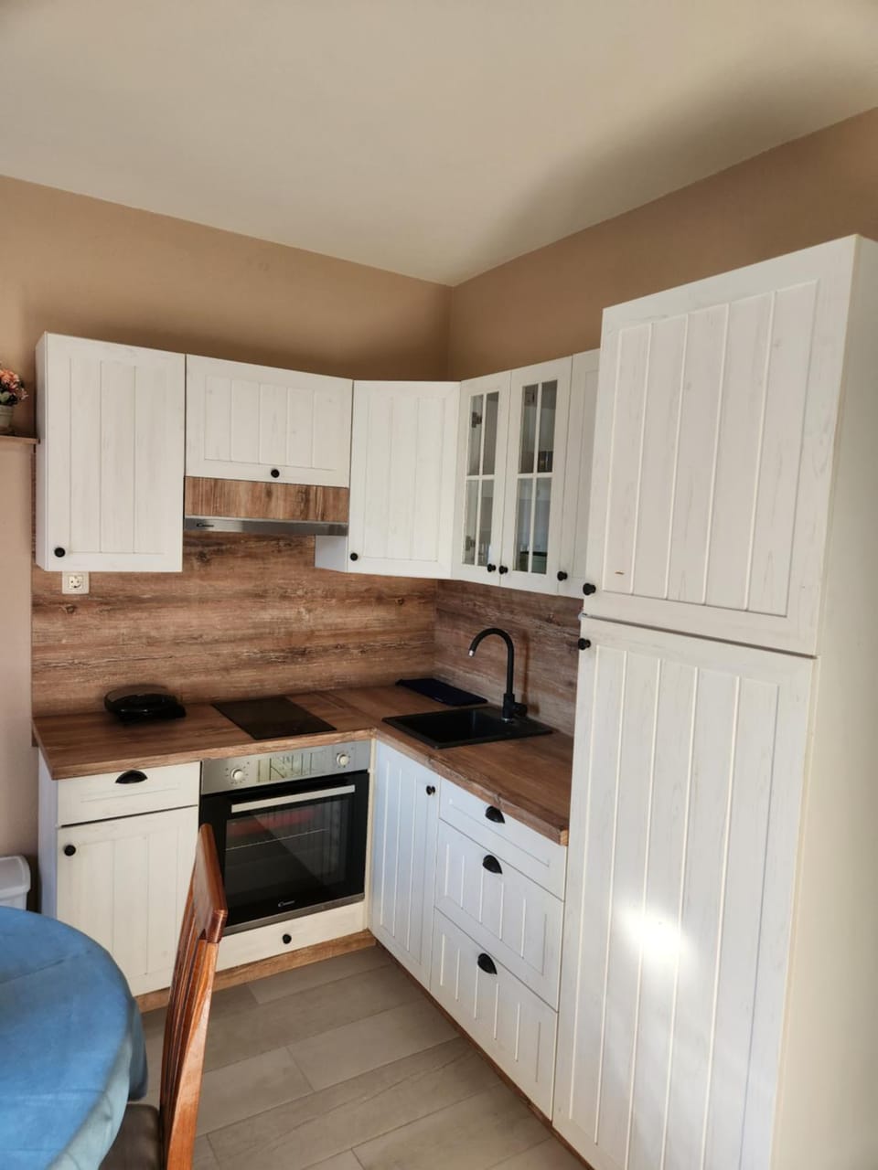 Kitchen or kitchenette, oven
