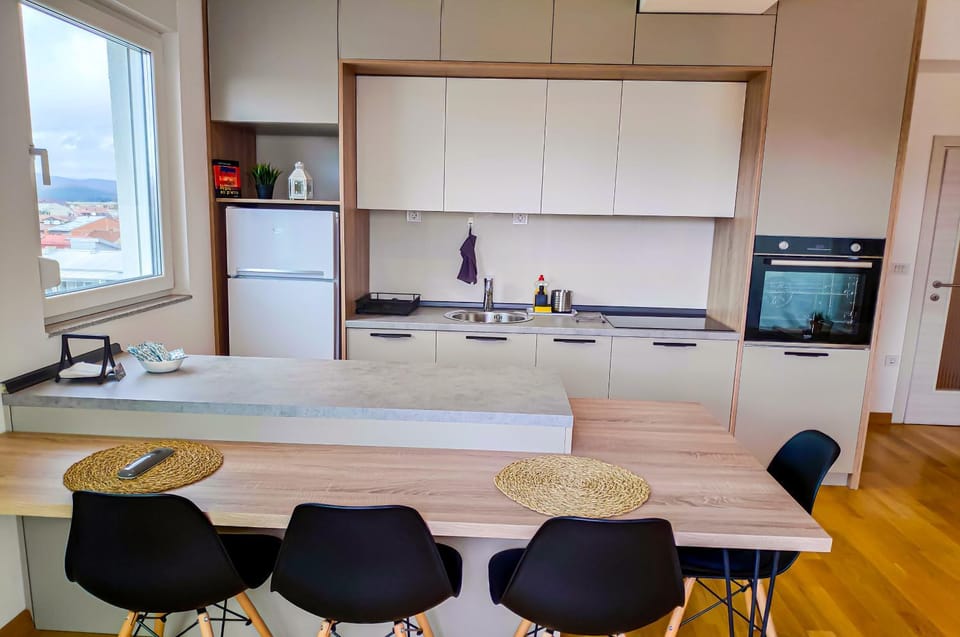 Kitchen or kitchenette, Dining area, oven, stove