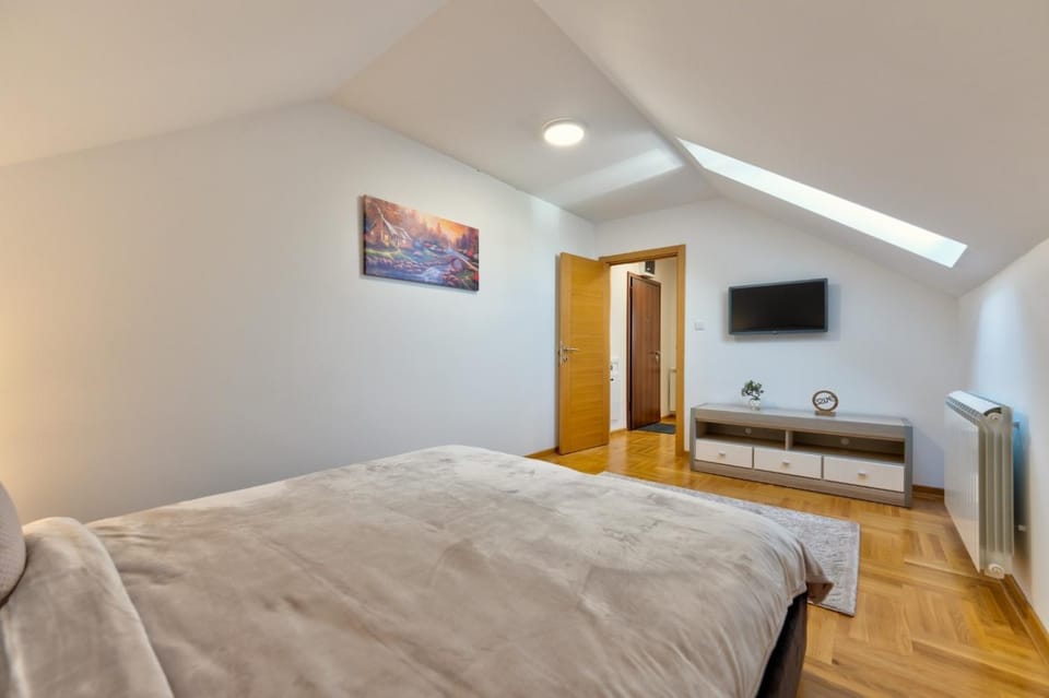 Bed, TV and multimedia, Bedroom