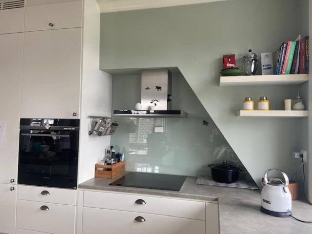 Coffee/tea facilities, Kitchen or kitchenette, stove