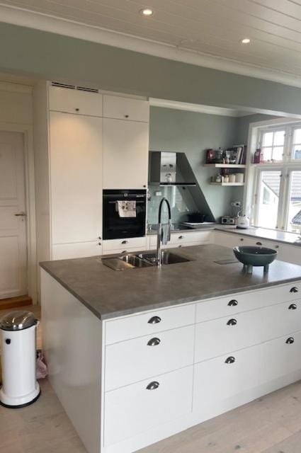 Kitchen or kitchenette, dishwasher, stove