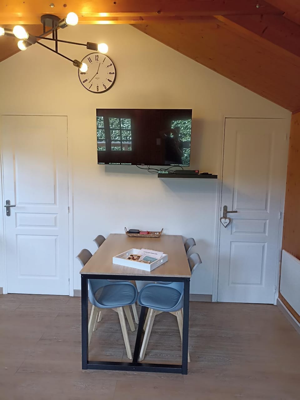 TV and multimedia, Dining area