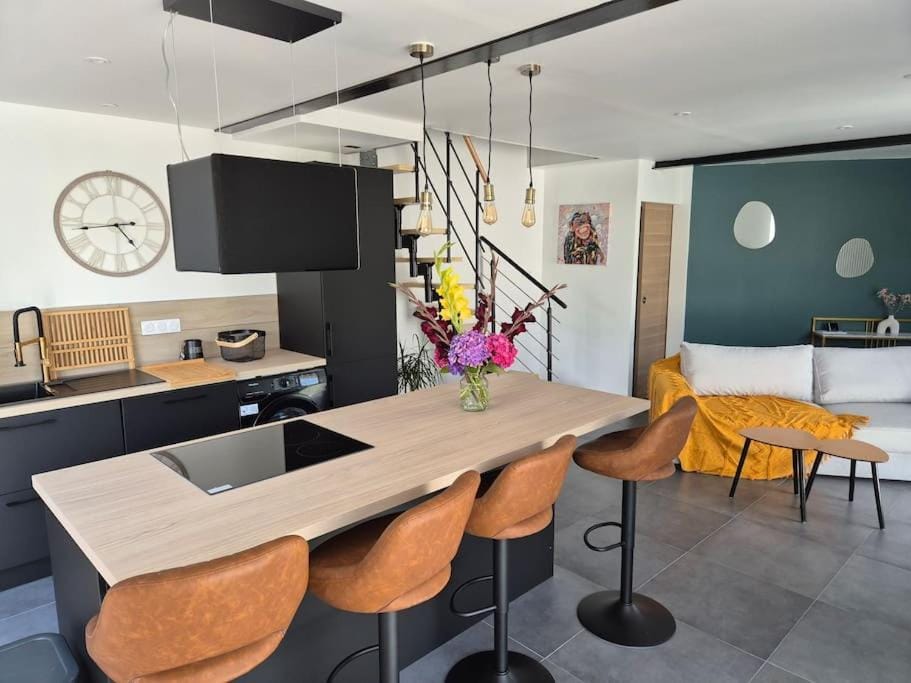Kitchen or kitchenette, Living room, Seating area, Dining area, stove