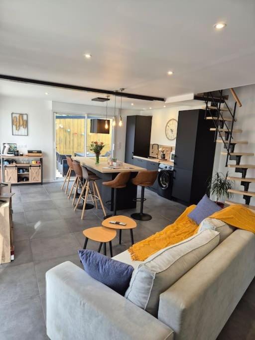 Kitchen or kitchenette, Living room, Seating area, Dining area