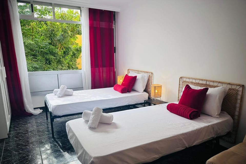 Cozy 2-Bed & Sofa-bed Studio - Pool Wifi Pets Apartment in Playa de las Americas