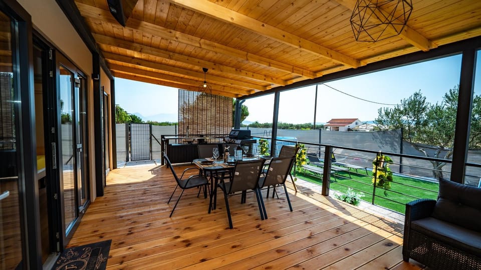 Patio, Dining area