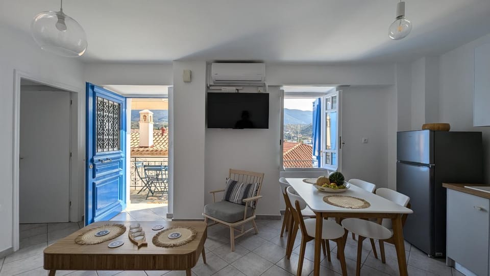 Facade/entrance, TV and multimedia, Living room, Dining area