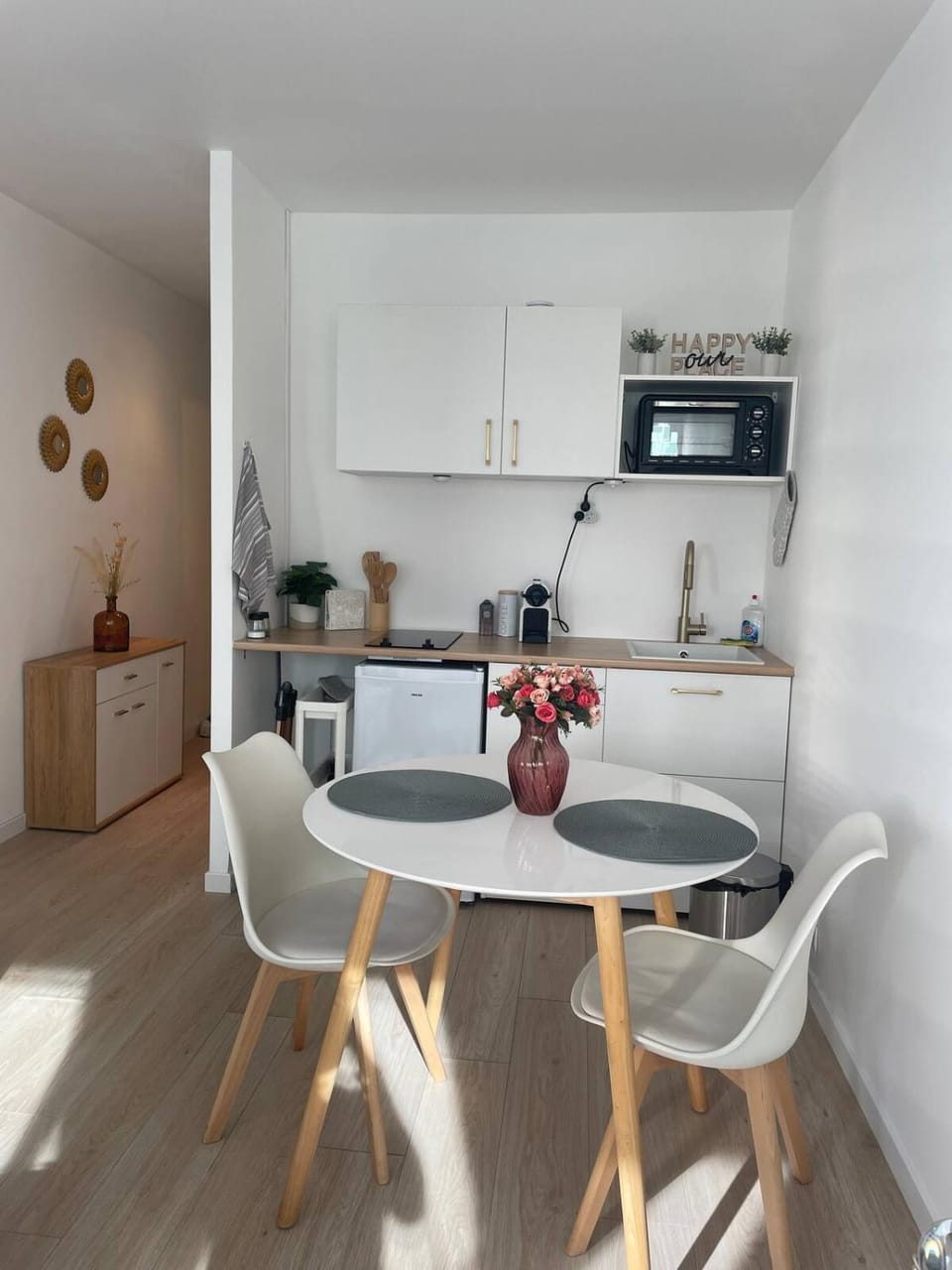 Kitchen or kitchenette, Dining area, stove