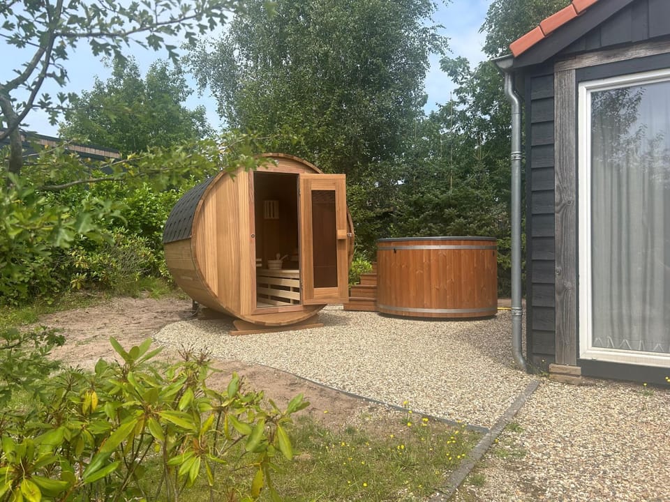 Hot Tub, Sauna