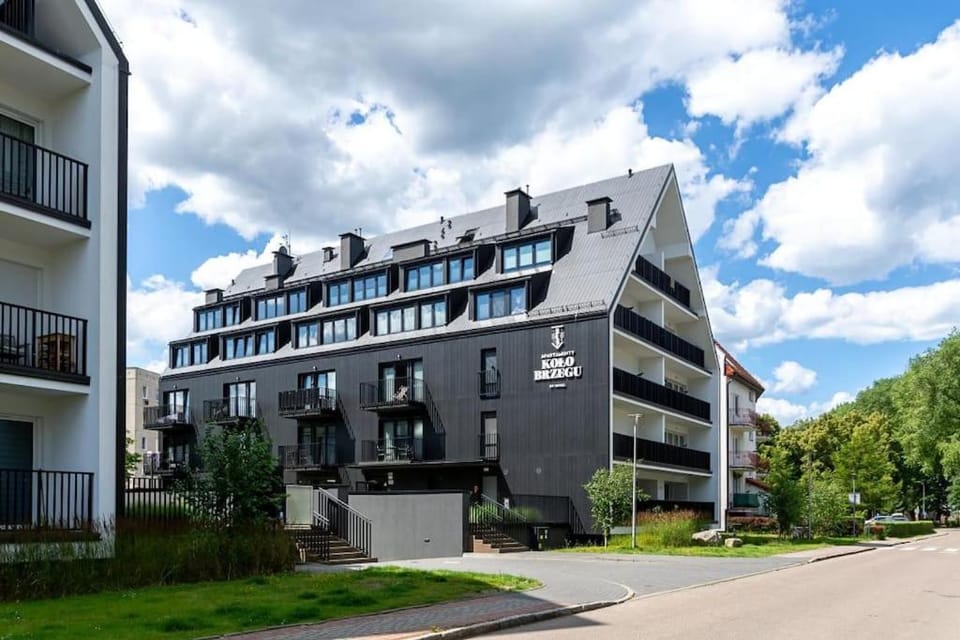 Property building, Day, Neighbourhood, Street view, Location