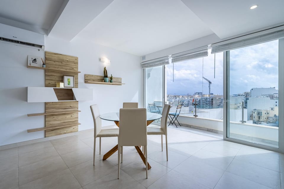 Dining area, City view, air conditioner