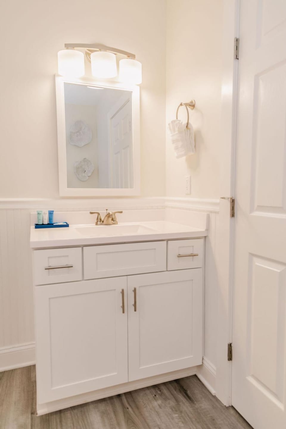 2002 Queen Suite, 2nd Floor Surfside Apartment in Surf City