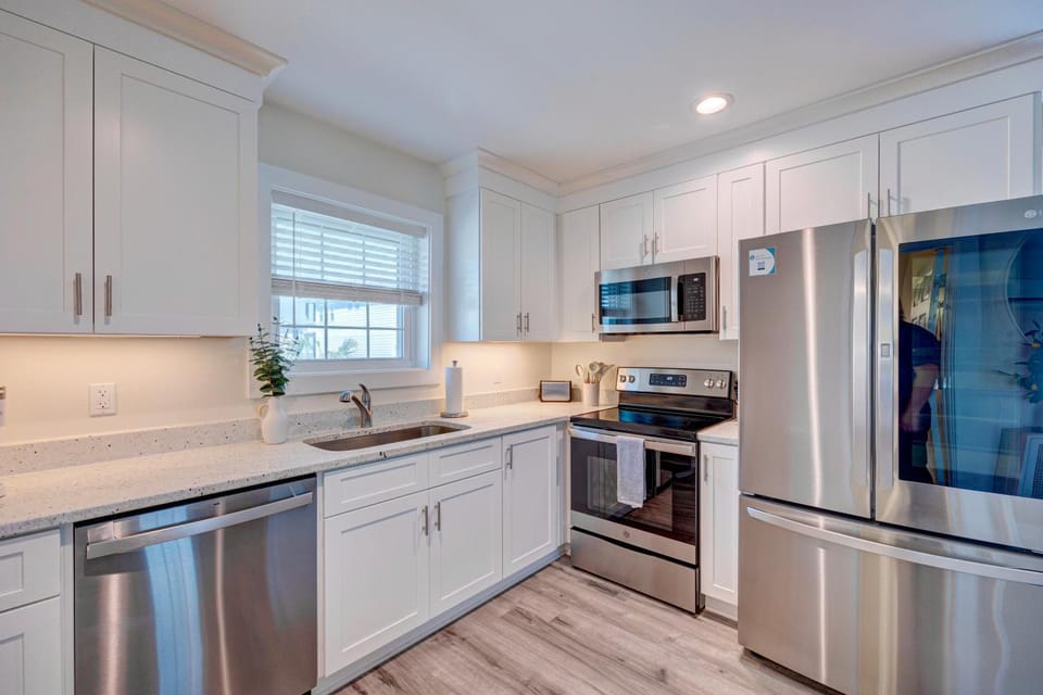 2008 King Suite, 2nd Floor Serenity Apartment in Surf City
