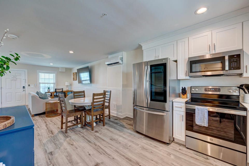 2005 Queen Suite, 2nd Floor Surfside Apartment in Surf City