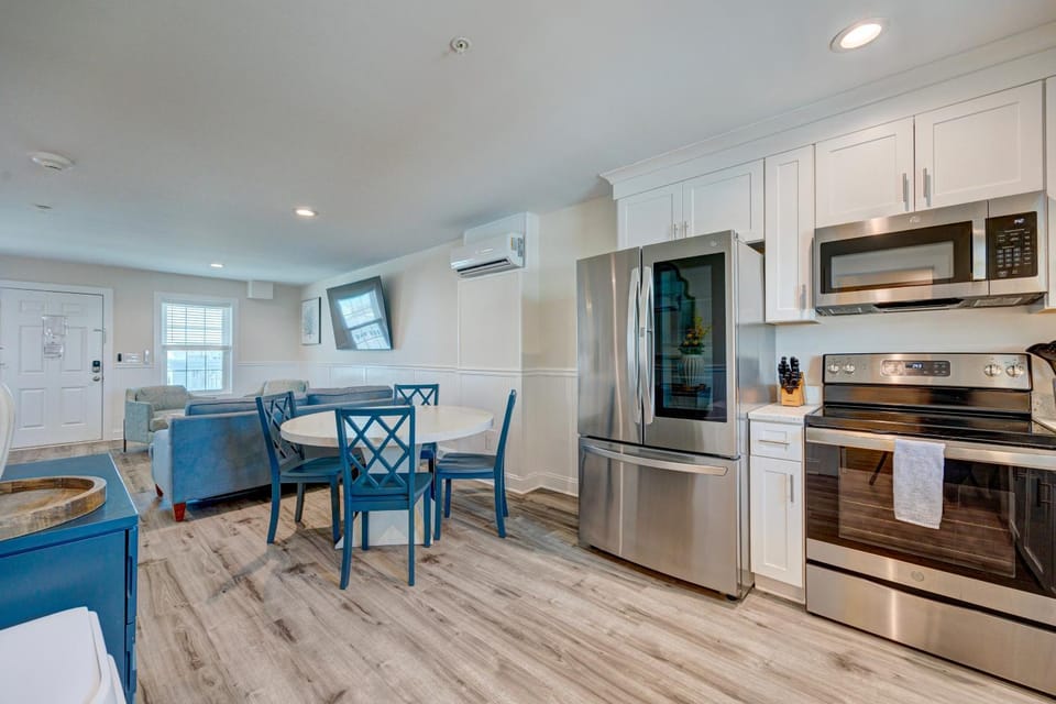 2004 Queen Suite, 2nd Floor Oasis Apartment in Surf City
