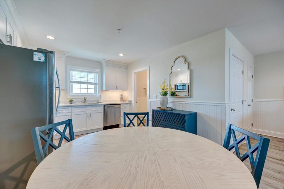 2004 Queen Suite, 2nd Floor Oasis Apartment in Surf City