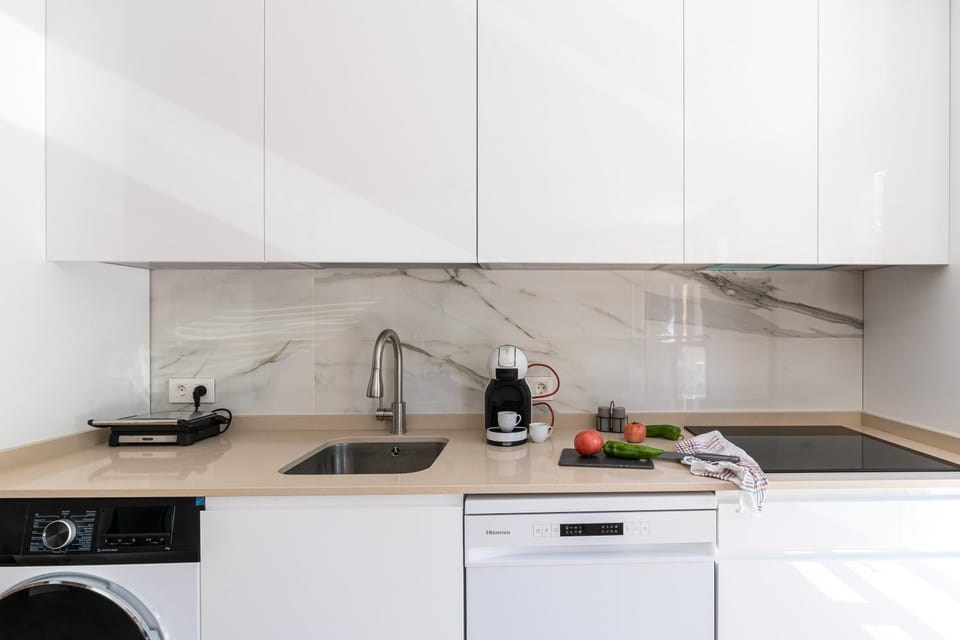 Coffee/tea facilities, Kitchen or kitchenette, dishwasher, stove, toaster
