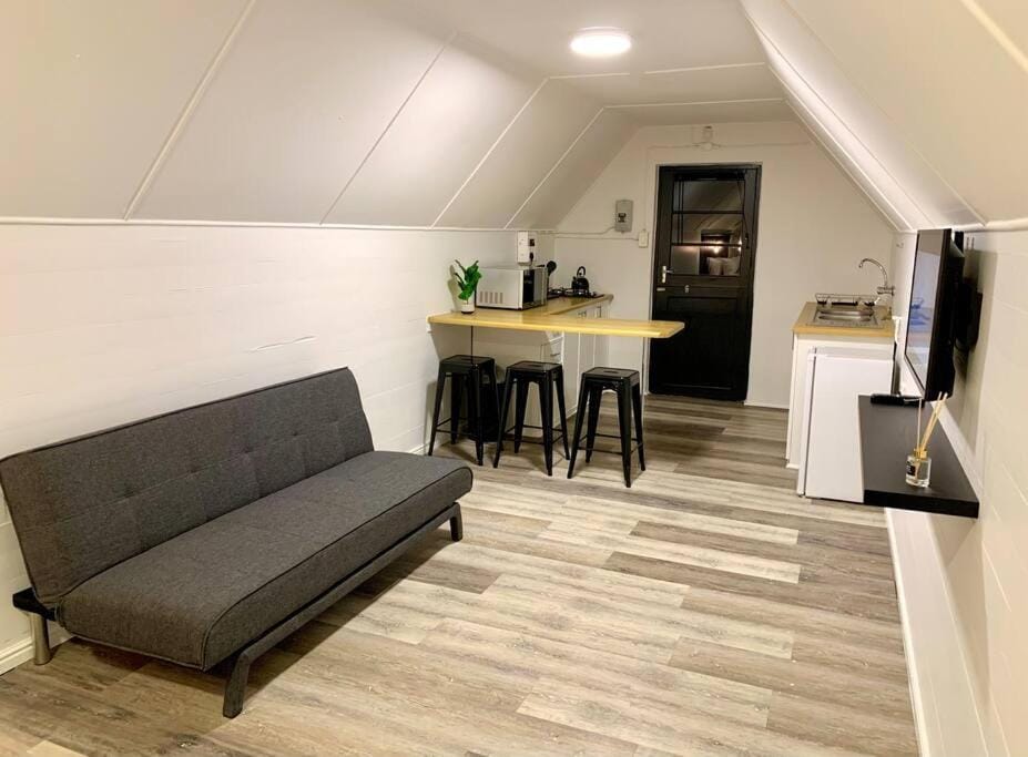 TV and multimedia, Kitchen or kitchenette, Living room, Seating area
