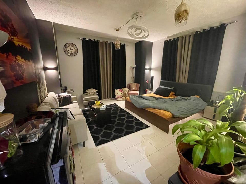 Bed, TV and multimedia, Living room, Photo of the whole room, Seating area, Bedroom
