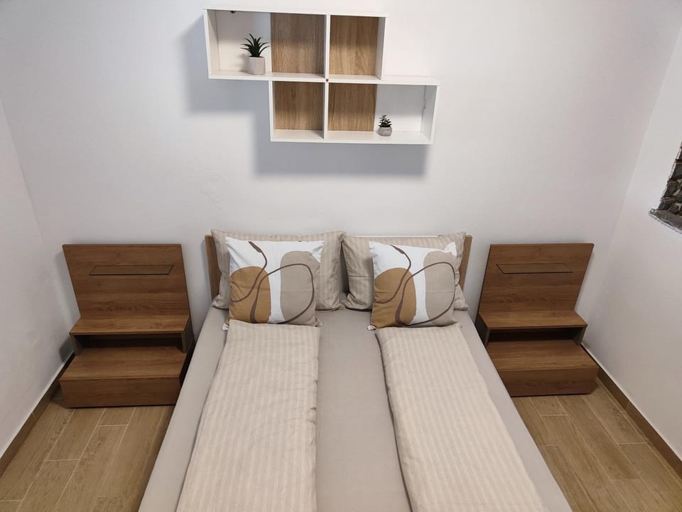 Bed, Photo of the whole room, Seating area, Bedroom