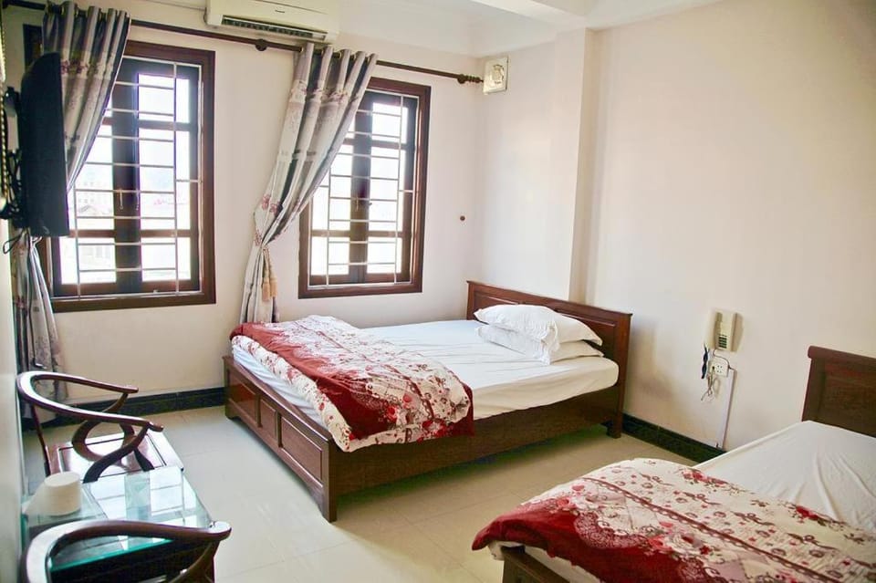 Bed, TV and multimedia, Photo of the whole room, Seating area, Bedroom