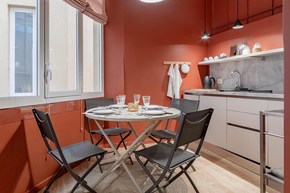 Kitchen or kitchenette, Dining area, stove
