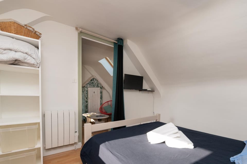 Property building, Living room, Bedroom