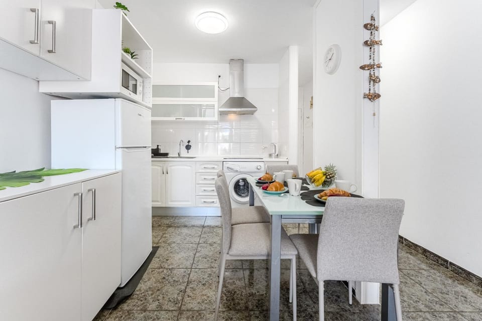 Kitchen or kitchenette, Dining area, oven