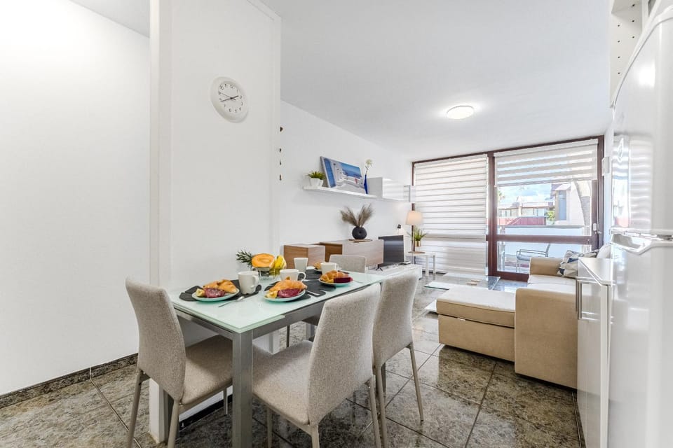 Kitchen or kitchenette, Living room, Food and drinks, Seating area, Dining area, Food