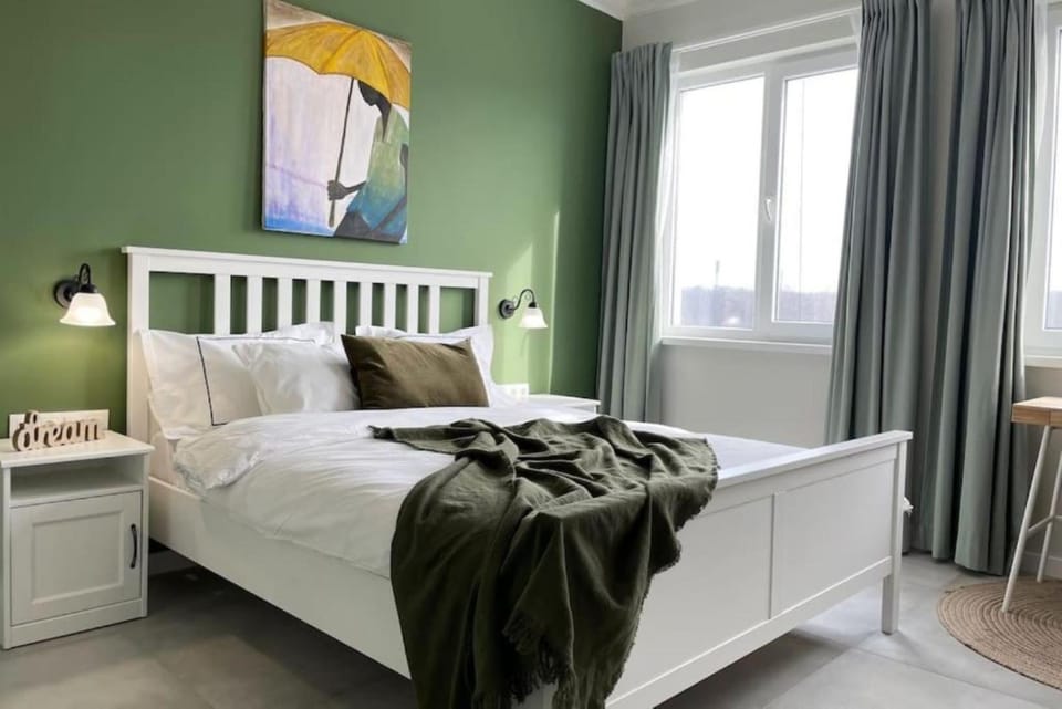 Property building, Bed, View (from property/room), Decorative detail, Bedroom, City view