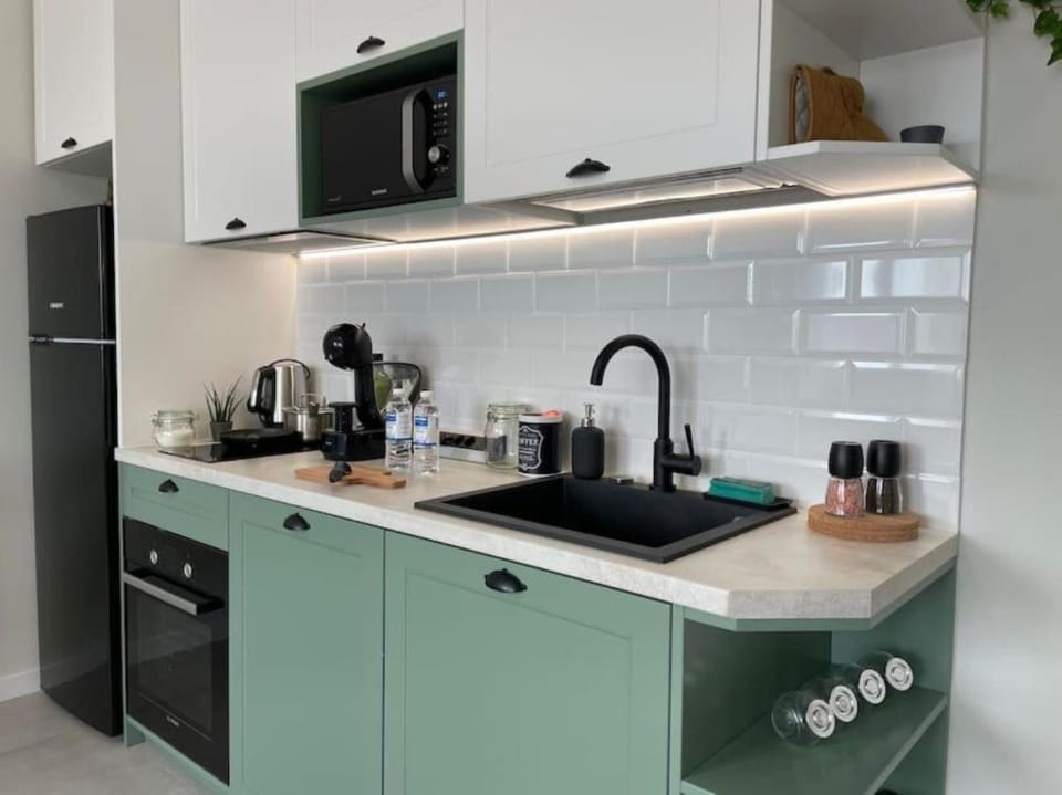 Coffee/tea facilities, Kitchen or kitchenette, microwave, stove, kitchen