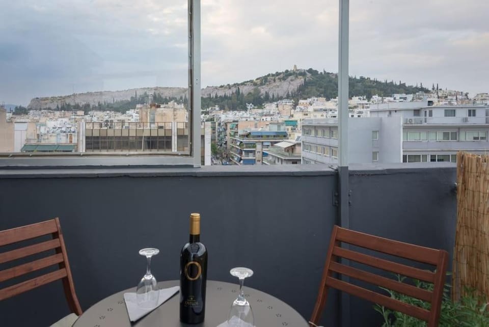 Nest Studio with Terrace, Acropolis View Apartment in Athens
