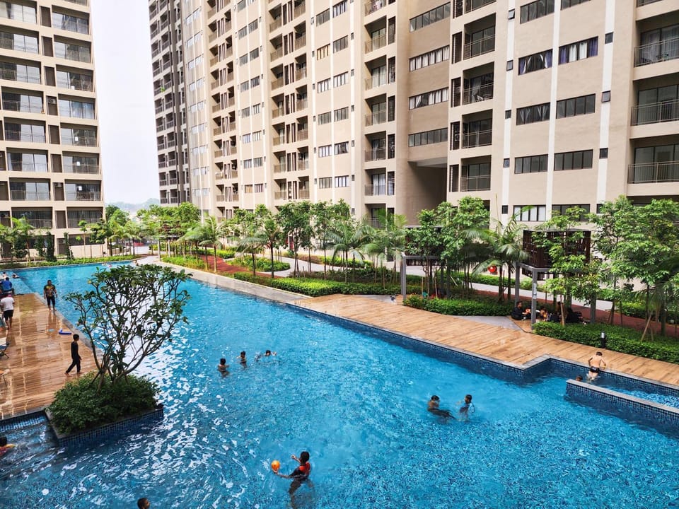 Property building, Communal lounge/ TV room, Natural landscape, Pool view, Swimming pool